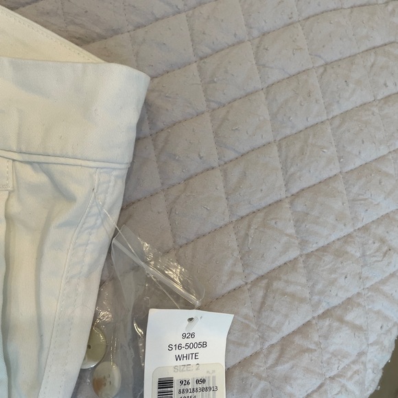 Saks Fifth Avenue White Chino shorts - Size 2 NWT - Picture 3 of 4